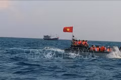 President Nguyen Xuan Phuc presents 5,000 national flags to fishermen