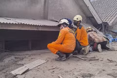 Indonesia: Semeru volcano erupts again, hindering rescue work
