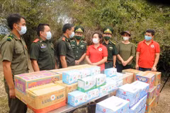 Son La border guards present gifts to Lao counterparts