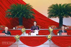 Nguyen Thi Kim Ngan (standing), Politburo member and Chairwoman of the National Assembly, introduces the lists of members of the Presidium, the Secretary Group and the board for delegate status verification for approval (Photo: VNA)
