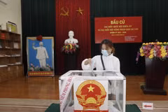 A voter casts her vote at Electoral Unit No.2 in Tu Nhien commune, Hanoi's Thuong Tin district on May 23. (Photo: VNA)