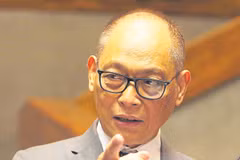 Philippine central bank keeps interest rate at historic low 