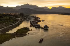 Peaceful fishing village on Da river