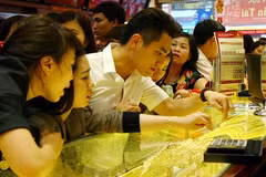 Gold prices fall in local market