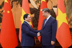 PM Pham Minh Chinh (L) and Chinese Party General Secretary and President Xi Jinping (Photo: VNA)
