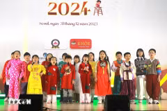 An art performance by children of multi-cultural families. (Photo: VNA)