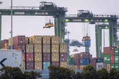 Container loading and unloading in the Tanjung Priok Port area, Jakarta (Photo: Antara)