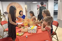 Children enjoy Dong Ho folk paintings and