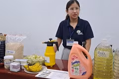 An exhibition of kitchen waste treatment plans at school in Da Nang. (Photo: VNA)