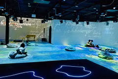 Visitors at the “Van Gogh & Monet Art Lighting Experience” exhibition (Photo: VNA)