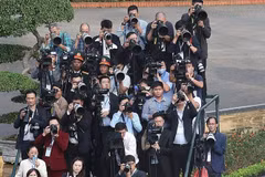 Reporters operate at the welcoming ceremony for General Secretary of the Communist Party of China and Chinese President Xi Jinping in Hanoi in December 2023 (Photo: VNA)