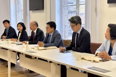 Ambassador Dinh Toan Thang and the Vietnamese working group work with leaders of the Chamber of Commerce and Industry (CCI) of Nouvelle Aquitaine region. (Photo: VNA)