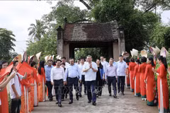 State President To Lam visits Duong Lam ancient village in Hanoi’s outlying township of Son Tay on June 27 (Photo: VNA)