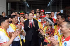 NA Chairman Tran Thanh Man and blood donors (Photo: VNA)