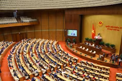 NA Chairman Vuong Dinh Hue delivers his closing remarks (Photo: VNA) 