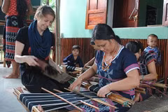 Belgian helps Co Tu weaving