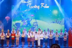 Authorities help needy children enjoy Moon festival