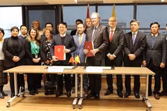 Representatives from Vietnam and Belgium's Wallonie-Bruxelles at the signing of the minutes of cooperation for the 2025-27 period. (Photo: VNA)