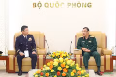 Deputy Defence Minister, Sen. Lieut. Gen. Pham Hoai Nam (R) receives Major General Aoi Kei from the Japan Ground Self-Defense Force (JGSDF) in Hanoi on November 4. (Photo: qdnd.vn)