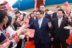 Prime Minister Pham Minh Chinh (C) welcomed at Kunming Changshui International Airport (Photo: VNA)