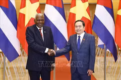 National Assembly Chairman Tran Thanh Man (R) welcomes President of the National Assembly of People’s Power Esteban Lazo Hernandez in Hanoi on November 2 (Photo: VNA)