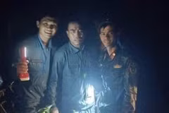Colonel Nguyen Van Son (centre), Commander of Air Force Regiment 940, is found at 10:30 on November 6. (Photo: VNA)