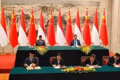 The signing of the Technical Cooperation Guidelines in the fisheries sector between Indonesian Minister of Marine Affairs and Fisheries Sakti Wahyu Trenggono and the Chinese Minister of Agriculture and Rural Affairs, Han Jun, in Beijing, China, on November 9. (Photo: ANTARA)