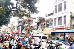 In the context of increasing vehicles, controlling greenhouse gas emissions from vehicles is an urgent issue. (Photo: VNA)