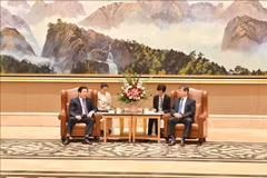 Politburo member, Secretary of the CPV Central Committee and Chairman of its Commission for Internal Affairs Phan Dinh Trac (L) meets Zhou Zuyi, member of the Communist Party of China (CPC) Central Committee and Secretary of the Fujian provincial Party Committee (Photo: VNA)