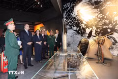Bulgarian President Rumen Radev and Vice State President Vo Thi Anh Xuan visit Vietnam Military History Museum (Photo: VNA)