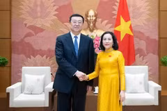 Vice Chairwoman of the National Assembly Nguyen Thi Thanh (R) receives Deputy Secretary of the Xinjiang Uygur Autonomous Region’s Party Committee and Secretary of Urumqi city’s Party Committee Zhang Zhu (Photo: VNA)