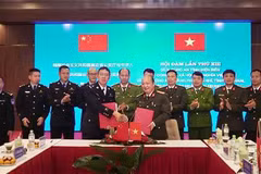 Dien Bien provincial Department of Public Security and Public Security Bureau of Pu’er city sign Memorandum of Understanding outlining bilateral cooperation on ensuring security and order in the border areas (Photo: VNA)