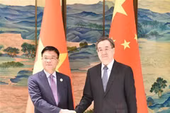 Deputy Prime Minister Le Thanh Long (L) and Vice Premier of China Ding Xuexiang (Photo: VNA)
