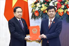 National Assembly (NA) Chairman Tran Thanh Man (L) and General Secretary of the 15th NA Le Quang Tung at the ceremony. (Photo: VNA)