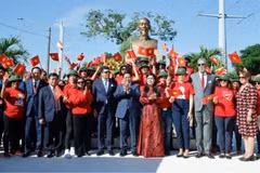 Prime Minister Pham Minh Chinh, his spouse and other delegates at the Statue of President Ho Chi Minh in Santo Domingo. (Photo: VNA)