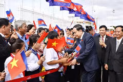 National Assembly Chairman Tran Thanh Man welcomed at Pochentong International Airport (Photo: VNA)