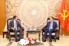 Secretary of the Party Central Committee and head of its Commission for External Relations Le Hoai Trung (R) and Chinese Ambassador to Vietnam He Wei (Photo: VNA)