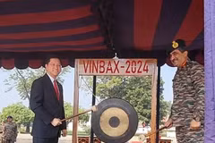 Vietnamese Ambassador to India Nguyen Thanh Hai and General Officer Commanding (GOC) of the Kharga Corps Lt Gen Rajesh Pushkar launch the VINBAX 2024. (Photo: VNA)