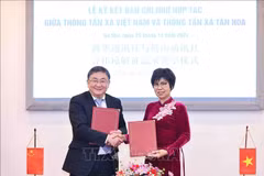 VNA General Director Vu Viet Trang (R) and Deputy Editor-in-Chief of Xinhua News Agency Ren Weidong at MoU signing ceremony (Photo: VNA)