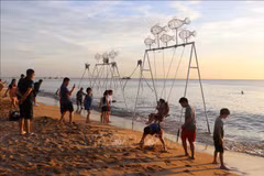 Tourists at Long beach in Phu Quoc island city (Photo: VNA)