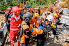 Rescuers evacuate landslide victims in Bruno village, Purworejo regency, Central Java province. (Photo: Xinhua/VNA)