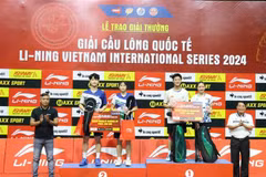 The Organising Board awards first and second prizes to outstanding athletes in the mixed doubles event. (Photo: VNA)