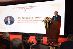 Former Hungarian Minister of Defence Simicsko Istvan, Co-Chairman of the Hungary-Vietnam Friendship Committee and the Hungary-Southeast Asia Parliamentary Friendship Group, speaks at the event. (Photo: VNA)