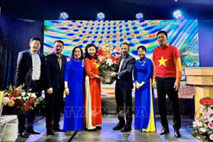 A flower basket is presented to new head of the Liaison Committee for Overseas Vietnamese in Europe “For Vietnam’s seas and islands” Bui Thi Thu Minh. (Photo: VNA)