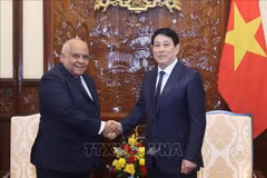 State President Luong Cuong (right) and outgoing Cuban Ambassador to Vietnam Orlando Nicolas Hernandez Guillen at the meeting in Hanoi on November 7 (Photo: VNA)