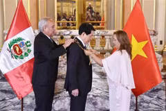 Peruvian President Dina Ercilia Boluarte Zegarra (first, right) presented the Grand Cross of the Order of “The Sun of Peru” to State President of Vietnam Luong Cuong. (Photo: VNA)