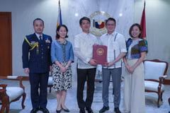 Senate President Francis Escudero presents to Japanese envoy to Manila, Endo Kazuya, the Senate Resolution ratifying the Reciprocal Access Agreement (RAA) between the Philippines and Japan which would facilitate reciprocal access and cooperation between the militaries of both countries. (Photo: manilastandard.net)