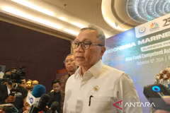 Indonesian Coordinating Minister for Food Affairs, Zulkifli Hasan, delivers a statement to the media in Jakarta on December 10. (Photo: ANTARA)