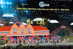 An art performance at the opening ceremony of the 2024 Da Lat Flower Festival (Photo: VNA)