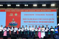 Editor-in-chief of VietnamPlus Tran Tien Duan (third, from right) gets the certificate for a press agency with excellent digital transformation maturity. (Photo: VNA)